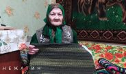 91-річна жителька Ніжинщини в’яже пояси для ЗСУ