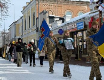 Нестримний біль сколихнув Ніжинщину: на щиті повернувся Герой Руслан Динька(Відео)