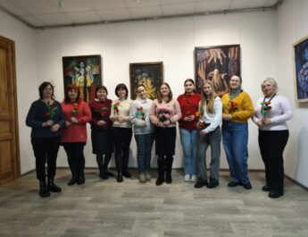 Між традицією та фантазією: у Ніжині до Дня української жінки провели майстер-клас зі створення штучних квітів
