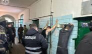 Троє ув’язнених Чернігівського СІЗО ошукали військовослужбовців та літніх людей