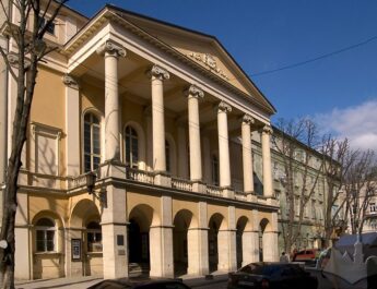 Українські жінки в театрі