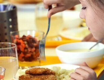 Держава скорочує витрати: хто оплатить харчування дітей у школах