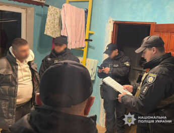 У Чернігові поліцейські оперативно затримали підозрюваного у розбійному нападі на жінку