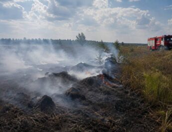 На Ніжинщині продовжують гасити пожежу  торфу