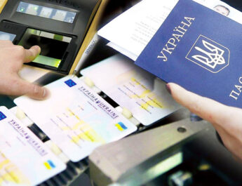 Отримали ID-картку замість паспорта-книжечки: як оновити дані в Пенсійному фонді та пройти ідентифікацію