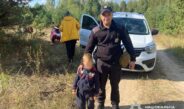 Менш ніж за годину поліцейські розшукали зниклих в лісі бабусю з трирічним онуком
