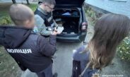 На Чернігівщині двох медиків затримали на хабарі за підробну експертизу загиблого військового