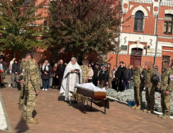 Зі сльозами та молитвою: Ніжин попрощався з Олександром Данішем